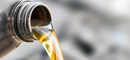 Motorolje helles ut av flasken