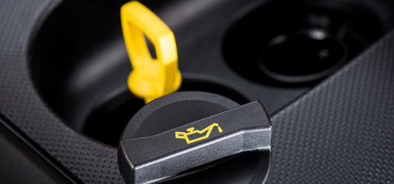 et påfyllingslokk for motorolje som åpnes