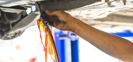 Oljetapping fra bil til en bøtte