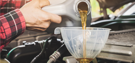 Motorolje helles gjennom en trakt