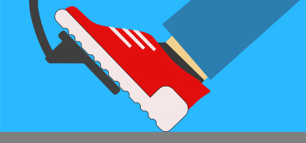 En person som tråkker på gassen for å akselerere bilen