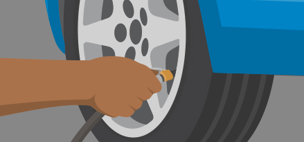 En person som pumper opp dekkene på bilen sin