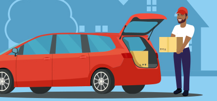 Noen tar ut esker fra bagasjerommet på bilen sin