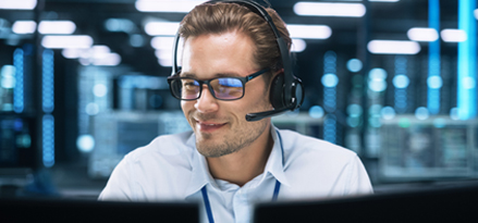 Person som sitter ved en brukerstøtte med headset på