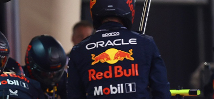 En F1-fører iført en Oracle Red Bull Mobil 1 racingjakke