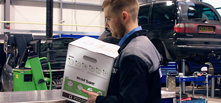 mekaniker som holder mobilboks