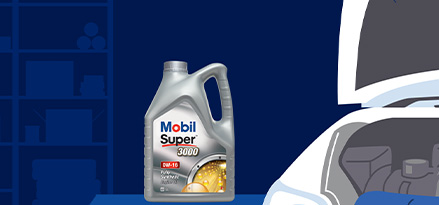 0W-16 er synlig i bagasjerommet på en bil