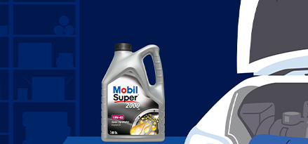 10W-40 er synlig i bagasjerommet på en bil