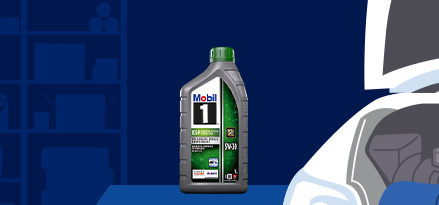 5W-30 er synlig i bagasjerommet på en bil