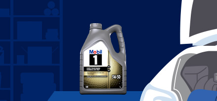 5W-50 er synlig i bagasjerommet på en bil