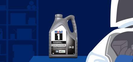 0W-20 er synlig i bagasjerommet på en bil