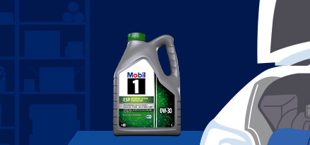 0W-30 er synlig i bagasjerommet på en bil